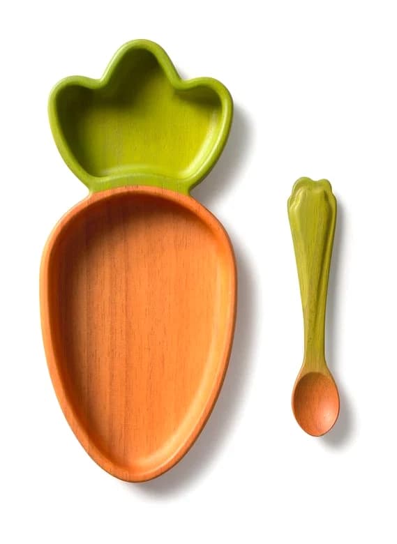 Assiette en bois en forme de carotte et sa cuillère