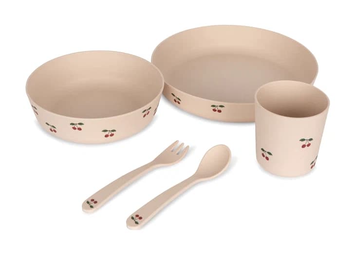 Assiette, bol, gobelet et couverts roses à motif de cerises