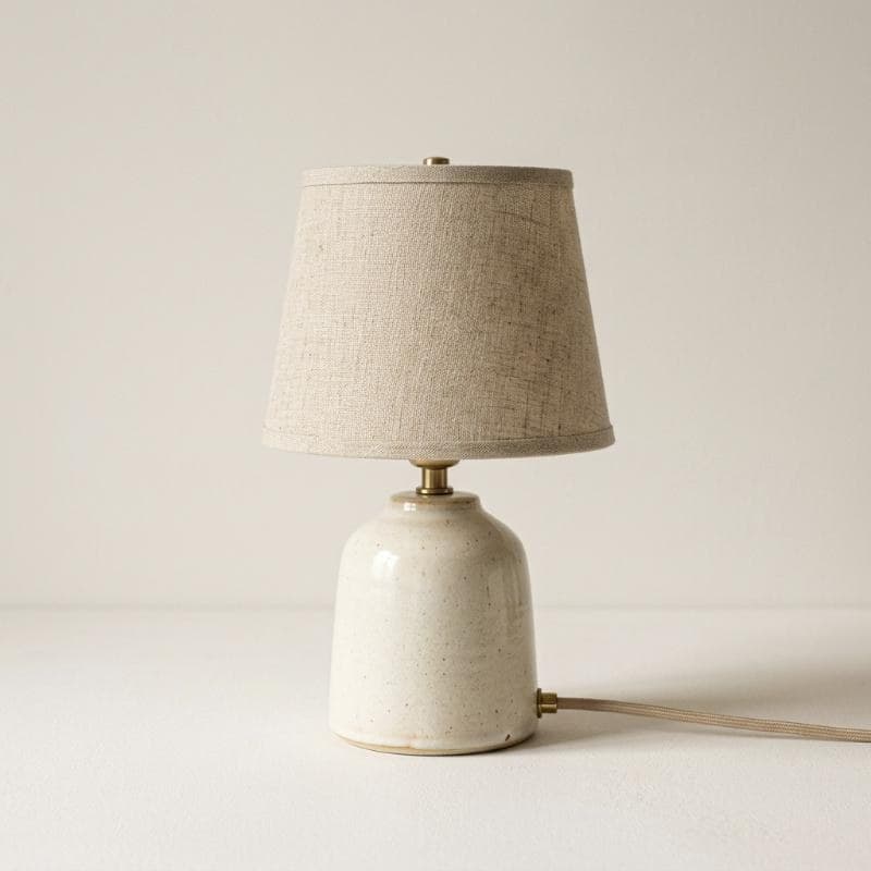Lampe de chevet au pied en grès blanc et abat-jour en lin