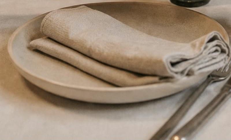 Assiette en grès et serviette en lin