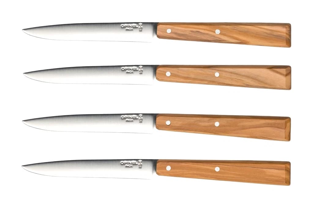 Quatre couteaux de table aux manches en olivier