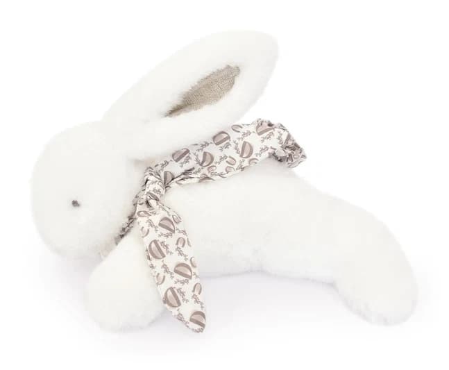 Lapin blanc en peluche, un ruban à son cou